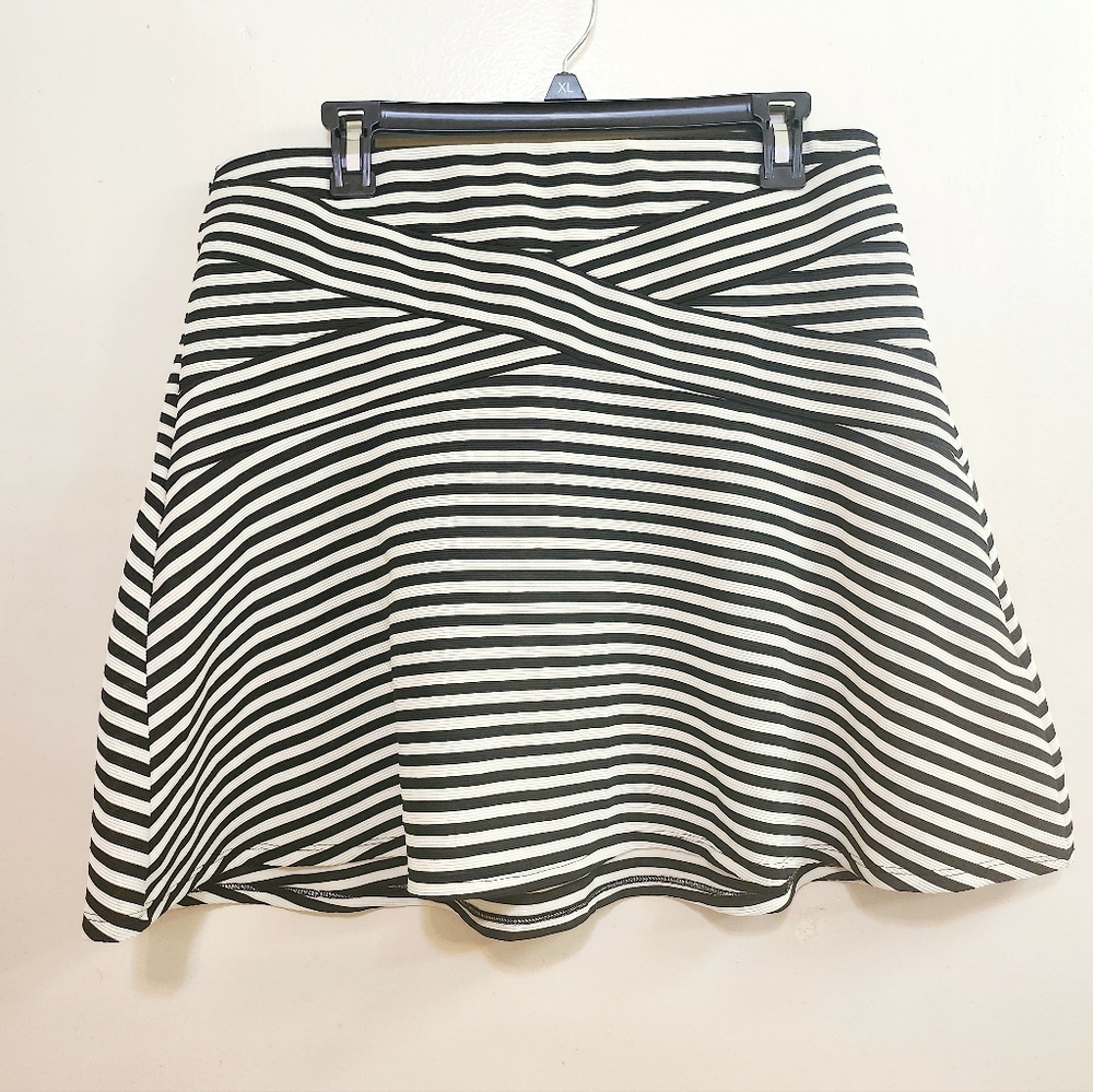 Eci Black & Cream Woman's skirt Large NWT